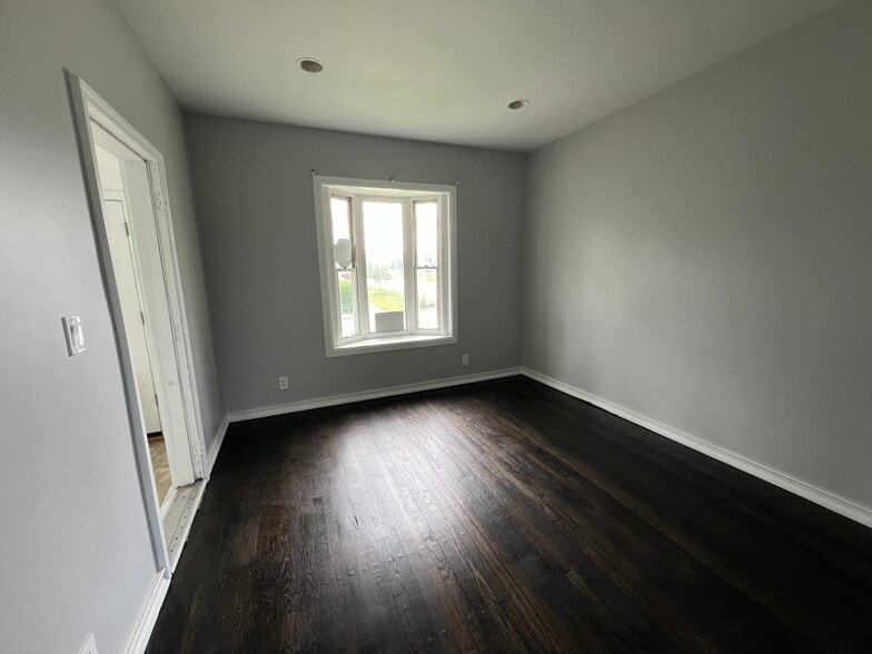 Building Photo - 1122 W 144th St