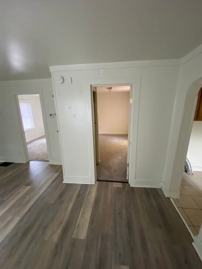 Building Photo - 2 Bedroom House Basement & Garage - Fenced...