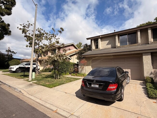 Building Photo - Beautiful Bay Ridge Cul-de-Sac Townhome