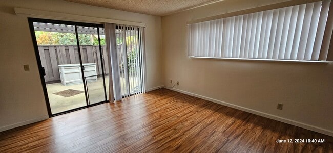 Building Photo - Creekridge Villas Single Story Condo in Ga...