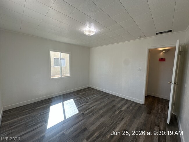 Building Photo - 148 W Victory Rd
