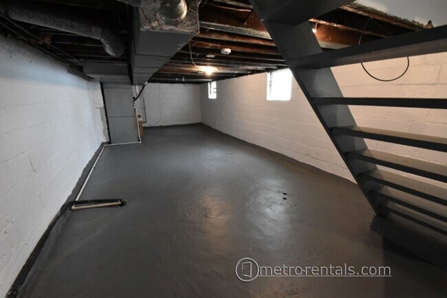 Building Photo - 333-335-335 E Duncan St