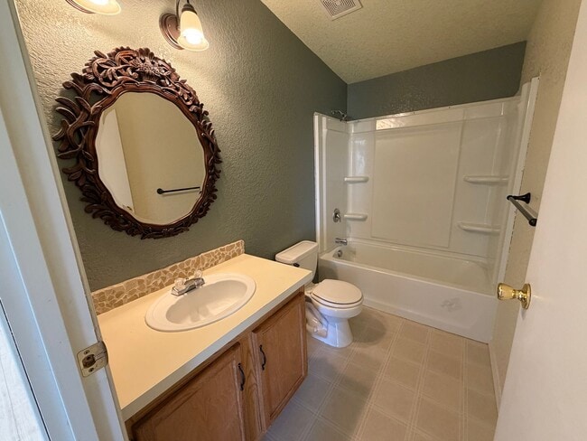 Building Photo - Three Bedroom with Gorgeous Views!