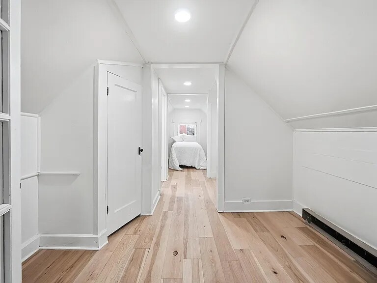 Building Photo - 402 E 18th St