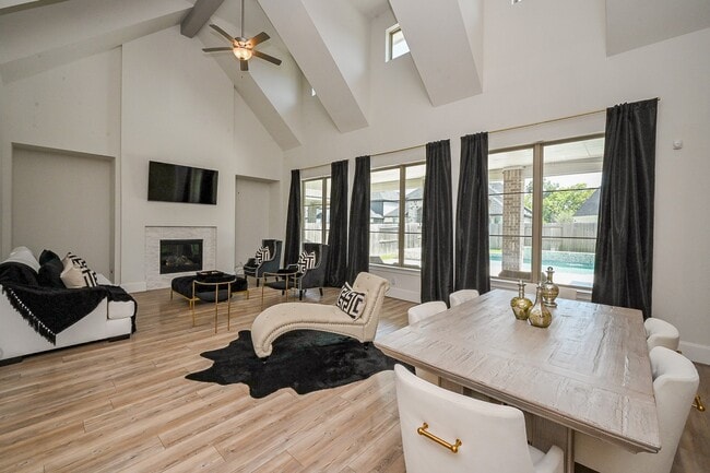 Building Photo - 9006 Meadow Bridge Dr