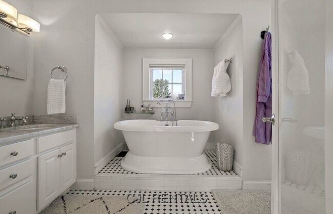 Building Photo - 150 Vassal Ln