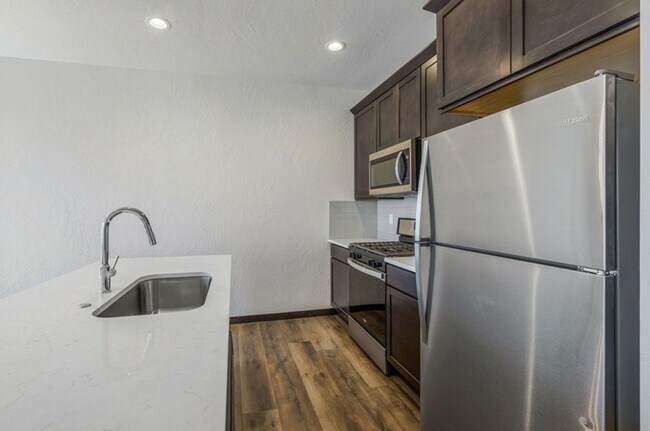 Building Photo - Newer Construction with 28X36 Shop!