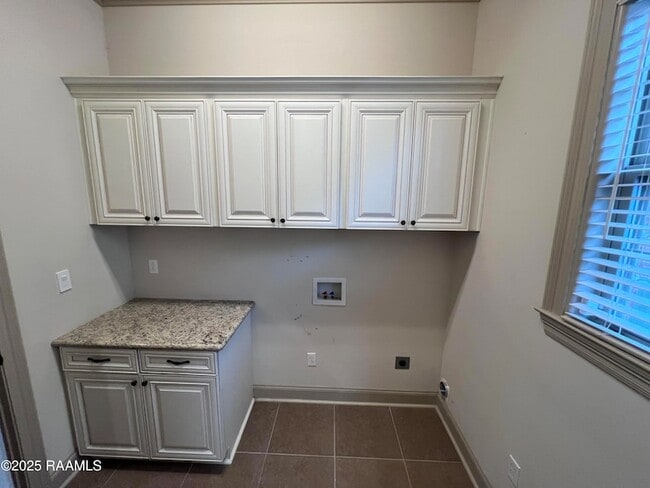Building Photo - 100 Birchview Dr