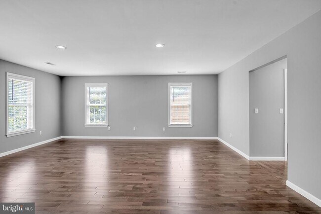 Building Photo - 3003 Mediterranean Dr