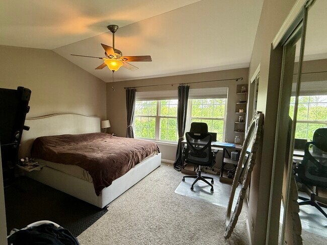 Building Photo - 2427 Golf Ridge Cir