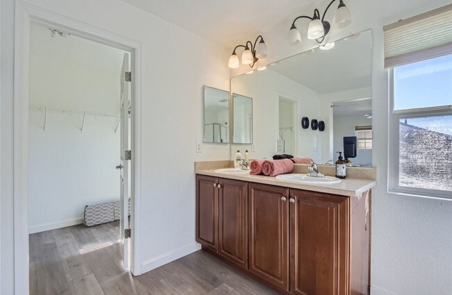 Building Photo - Huge room in a large shared home, private ...