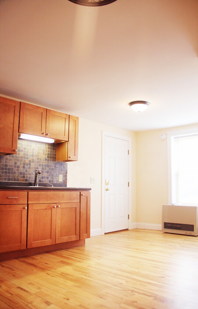 Building Photo - 155 Maple St