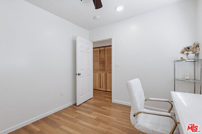 Building Photo - 9209 Paramount Blvd