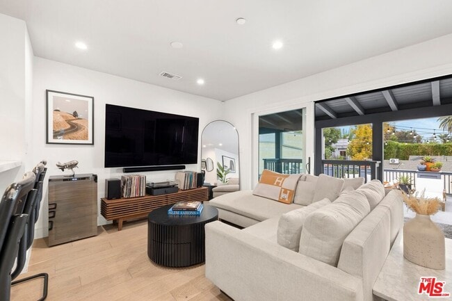 Building Photo - 637 Santa Clara Ave