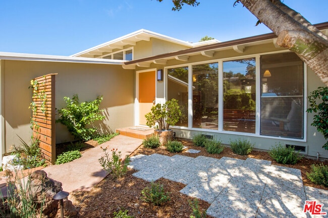 Building Photo - 694 San Lorenzo St