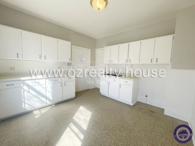 Building Photo - 1031 N Michigan St