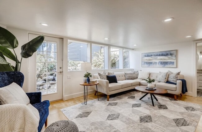 Building Photo - 3Bd/1.75Ba Seattle House