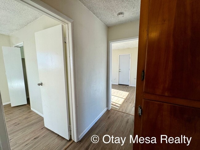 Building Photo - Charming 2-Bedroom Home with Expansive Out...