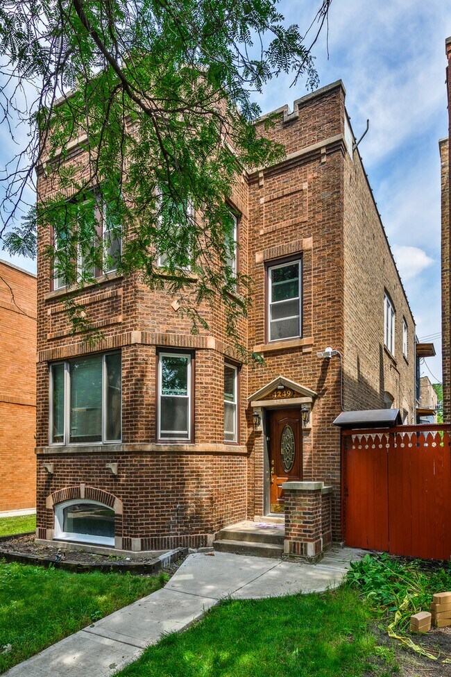 Primary Photo - 4249 N Francisco Ave