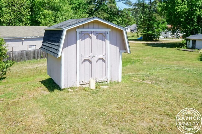 Building Photo - Practically New!