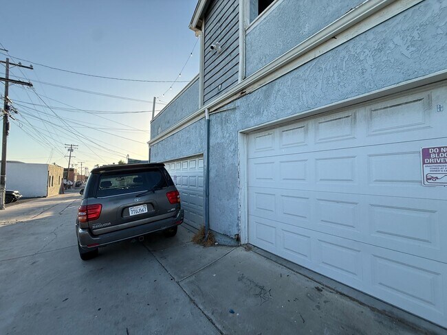 Building Photo - 1421 Felspar St