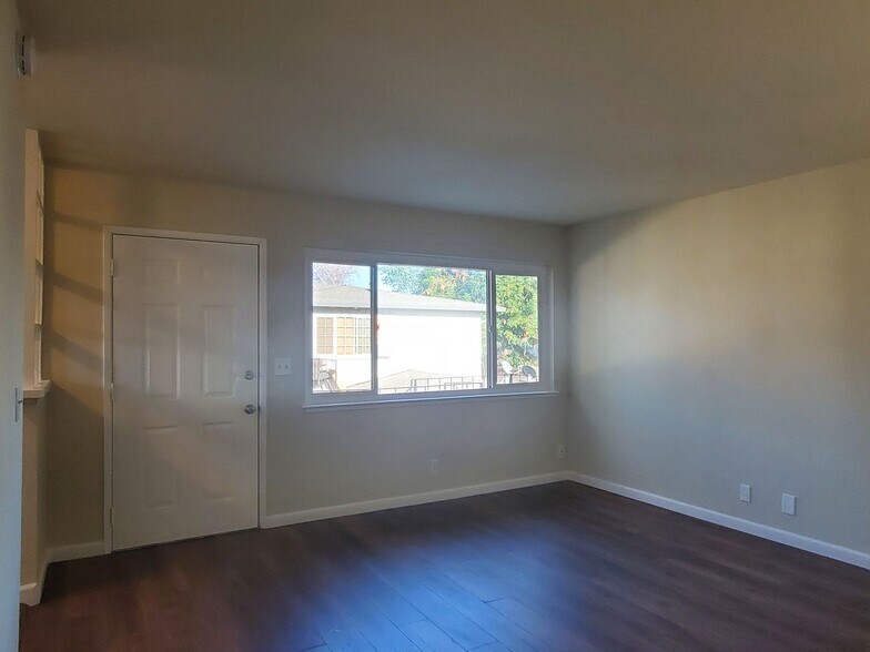 Building Photo - 3220 Williamsburg Dr