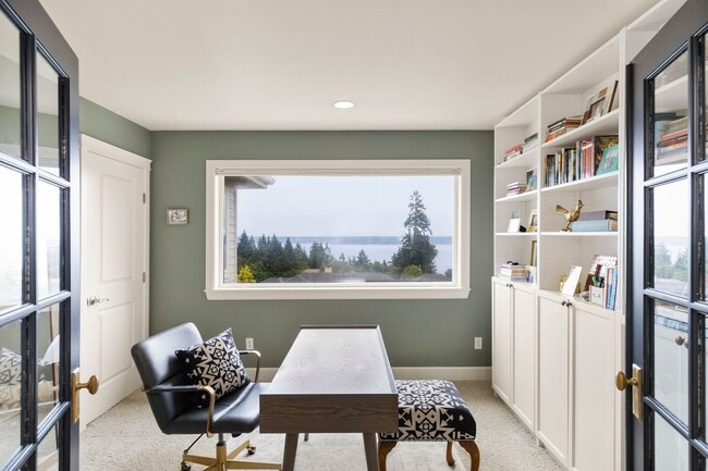 Building Photo - Renovated VIEW Kingston Home Near Ferry fo...