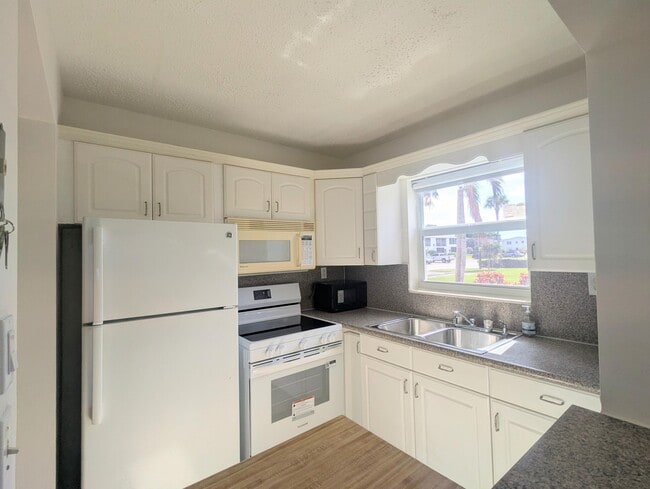 Building Photo - 60 Andover C