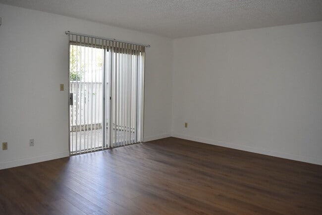 Building Photo - Freshly updated condo unit with a communit...