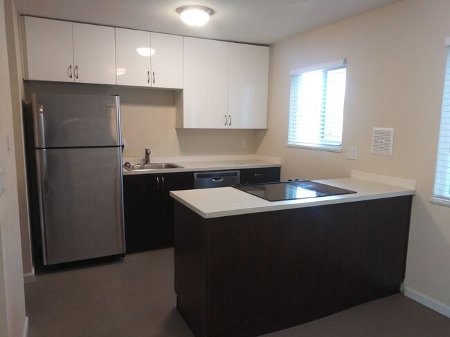 Building Photo - Better than Cool TH in Creston-Kenilworth