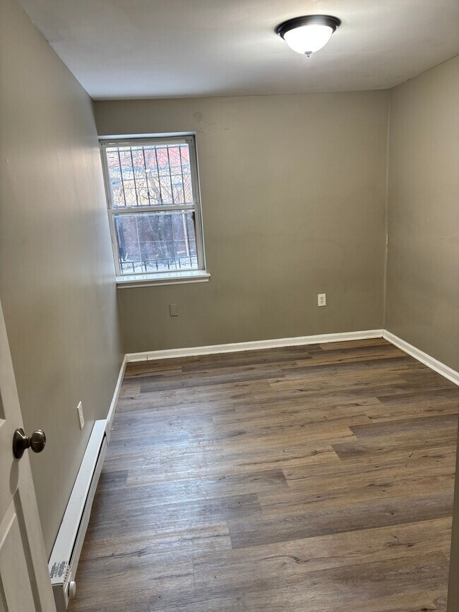 Building Photo - 505