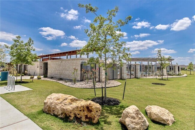 Building Photo - 1015 Vista View Dr