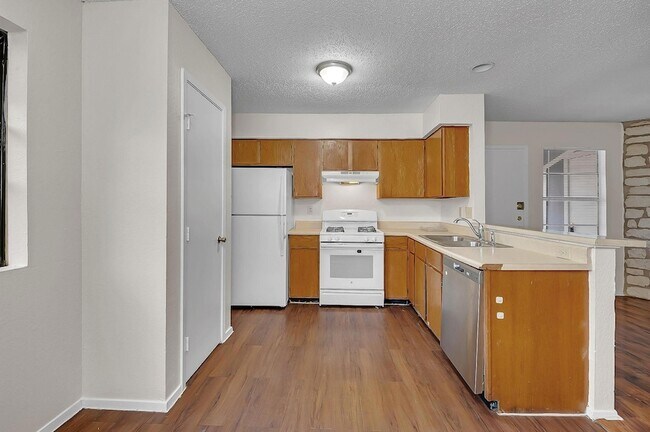Building Photo - 500 Algerita Dr
