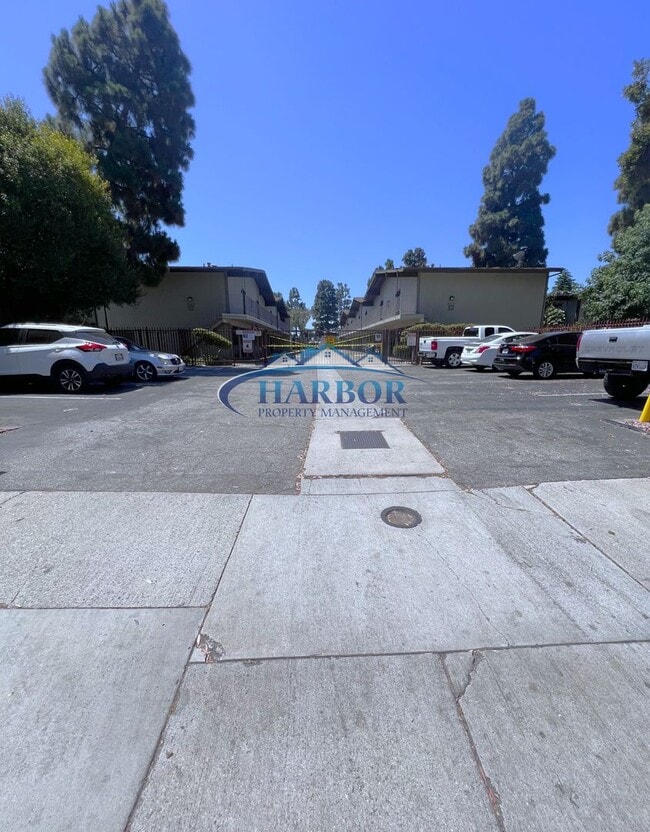 Building Photo - Charming Studio in Gated Community