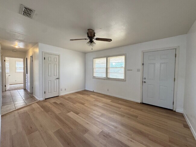 Building Photo - Cozy 2/1 Single-Family Home with Fresh Floors & 1-Car Garage