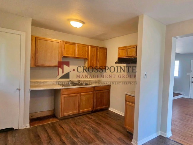 Building Photo - 2 bedroom, 1 bathroom duplex!