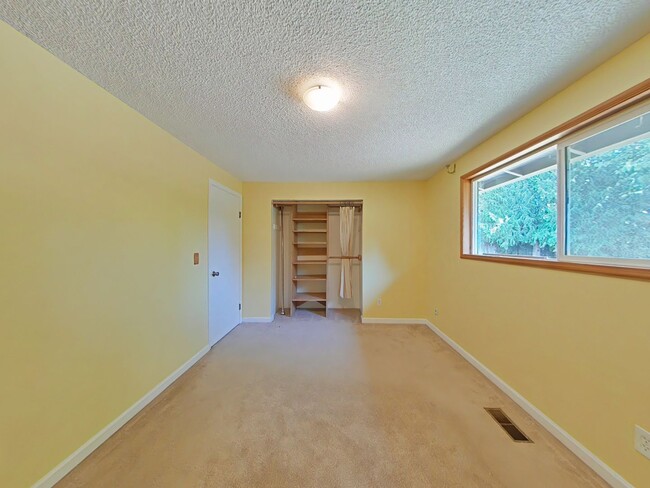 Building Photo - 3 Bedroom House ~ Centrally Located ~ Pet ...