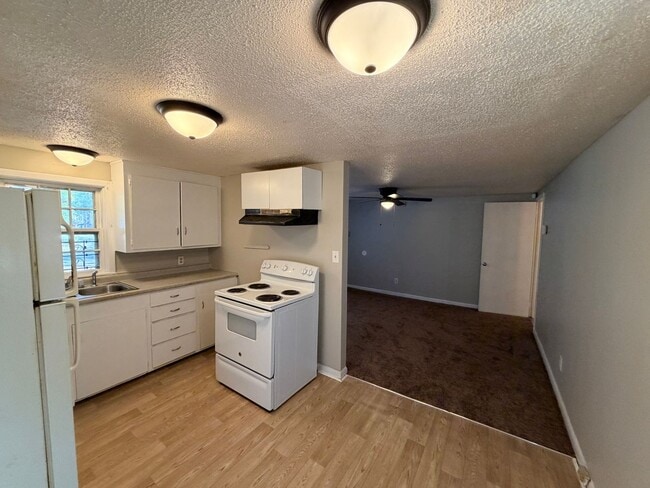 Building Photo - 2 Bedroom 1 Bath Home