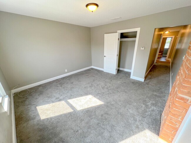 Building Photo - Modernized 2nd Floor Apartment in Franklinton – Your Urban Oasis Awaits!