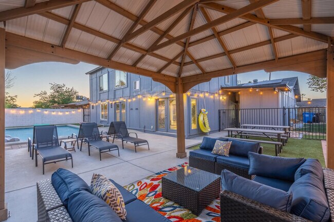 Building Photo - 3733 E Dahlia Dr