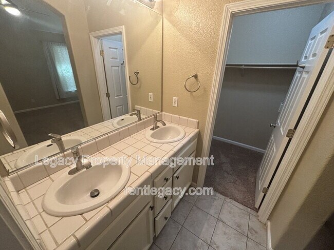 Building Photo - 1724 Magenta Dr