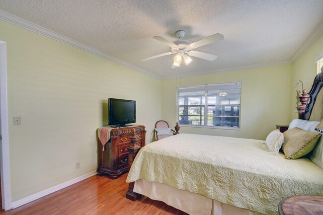 Building Photo - 219 Lake Meryl Dr