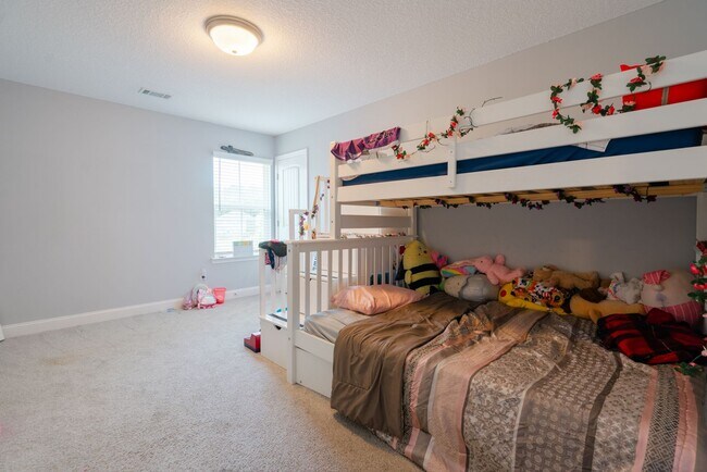 Building Photo - Spacious 4 Bed, 4 Bath