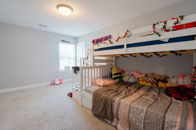 Building Photo - Spacious 4 Bed, 4 Bath Home in HOA Community