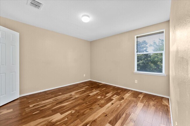 Building Photo - Move in ready! 3-bed 2.5-bath 2354 sqft 2-...