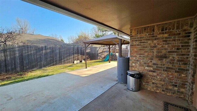 Building Photo - 1225 NW 198th St