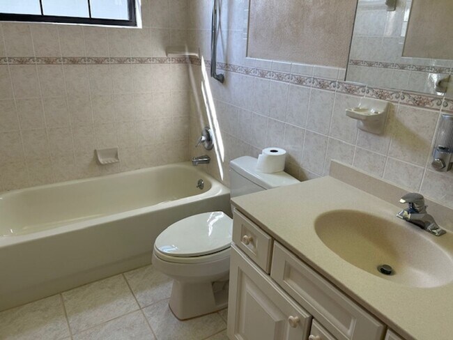 Building Photo - Spacious 3/2/2 in a quiet neighborhood available now!!