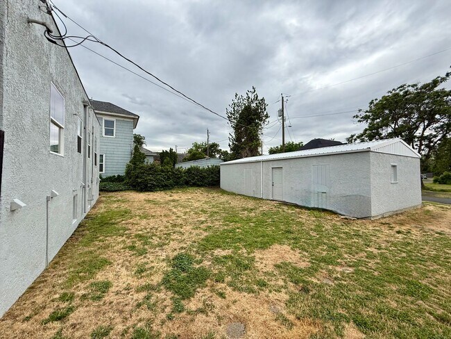 Building Photo - Fully Furnished 1 Bedroom 1 Bathroom WITH laundry!