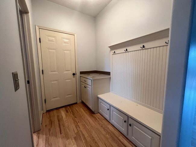 Building Photo - Must See Elkhorn Home!!