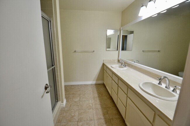Building Photo - Spacious Bankers Hill 2/2 Condo! Walk to B...